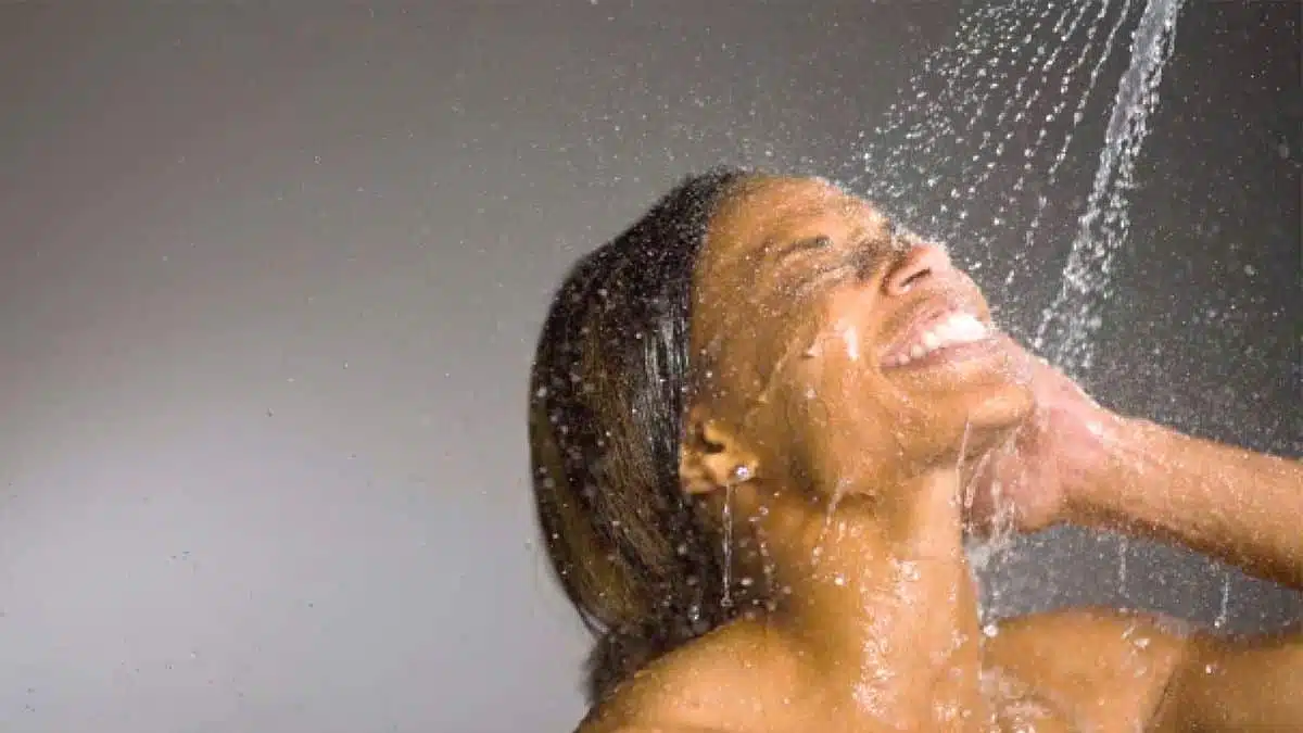 Femme se lavant le visage sous la douche