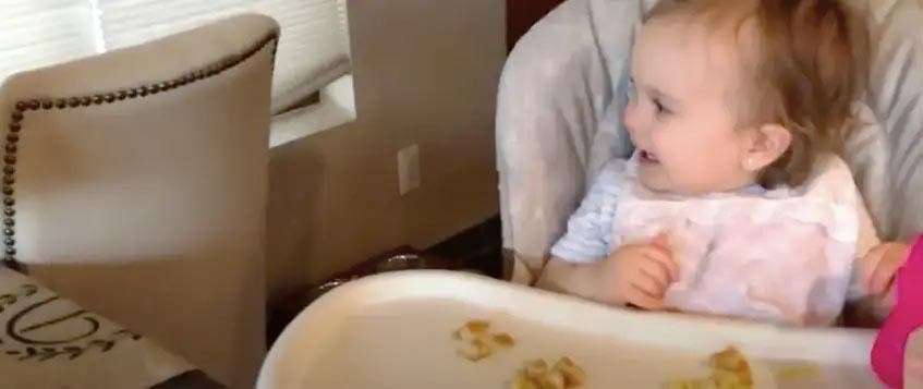Le bébé rigole