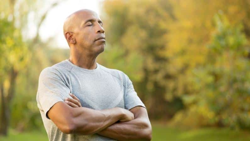 Homme mature réfléchissant, illustrant l'introspection