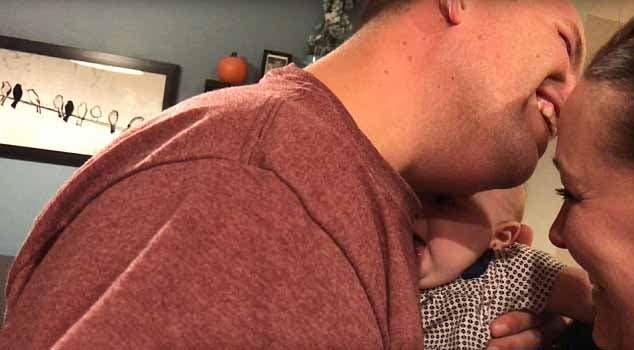 Le papa fait un câlin à sa fille Ella