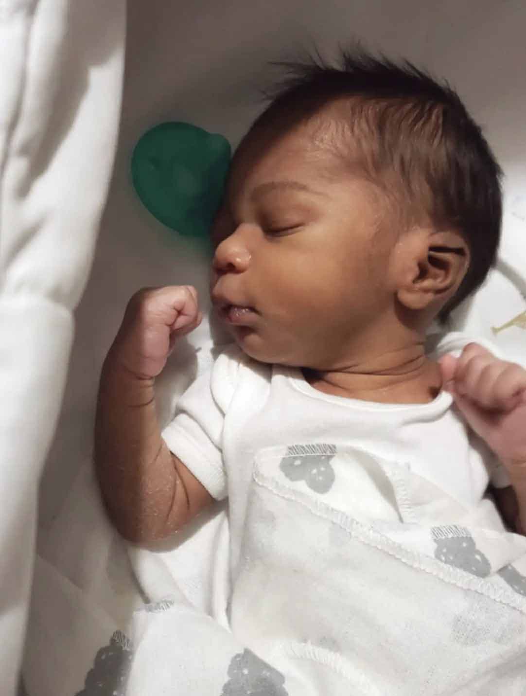 Le petit dominique qui dort dans son berceau