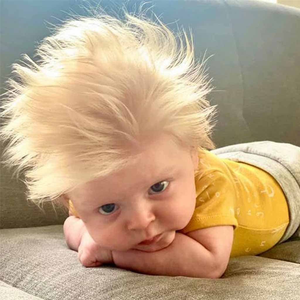 Le petit garçon aux cheveux blonds