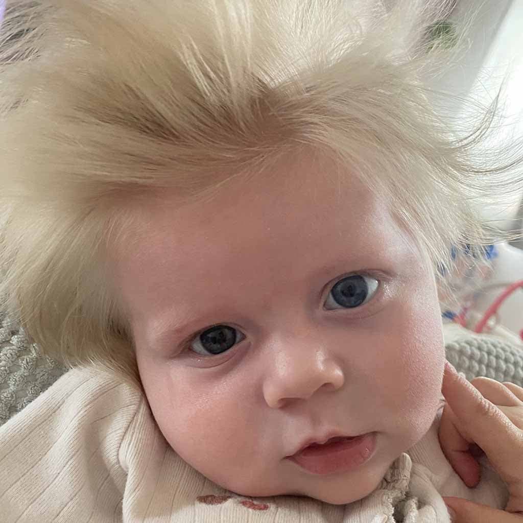 Le petit garçon aux cheveux blonds1