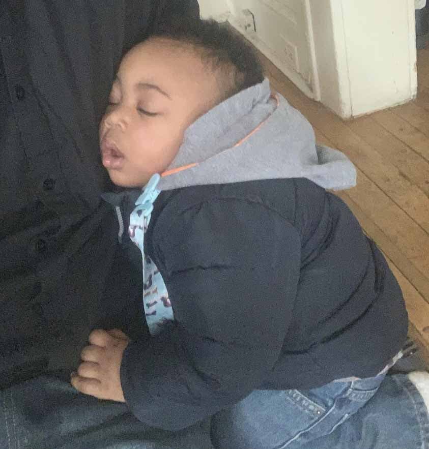 L’enfant dort sur les genoux d’Hermann