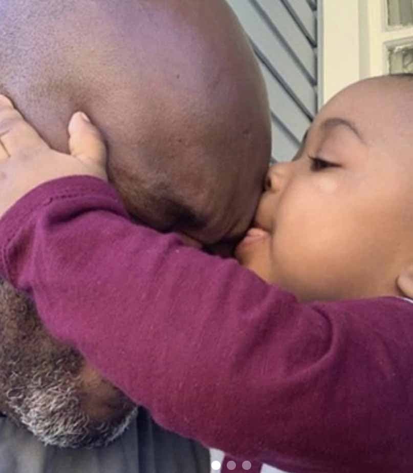 L’enfant fait un bisou sur le front d’Hermann