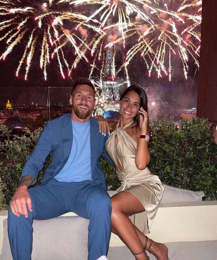 Leo Messi et Antonella Roccuzzo et des feux d&rsquo;artifice en arri&egrave;re plan