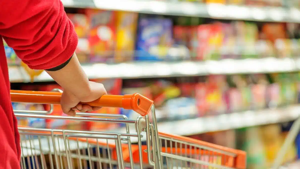 Rayon de supermarché avec chariots intelligents