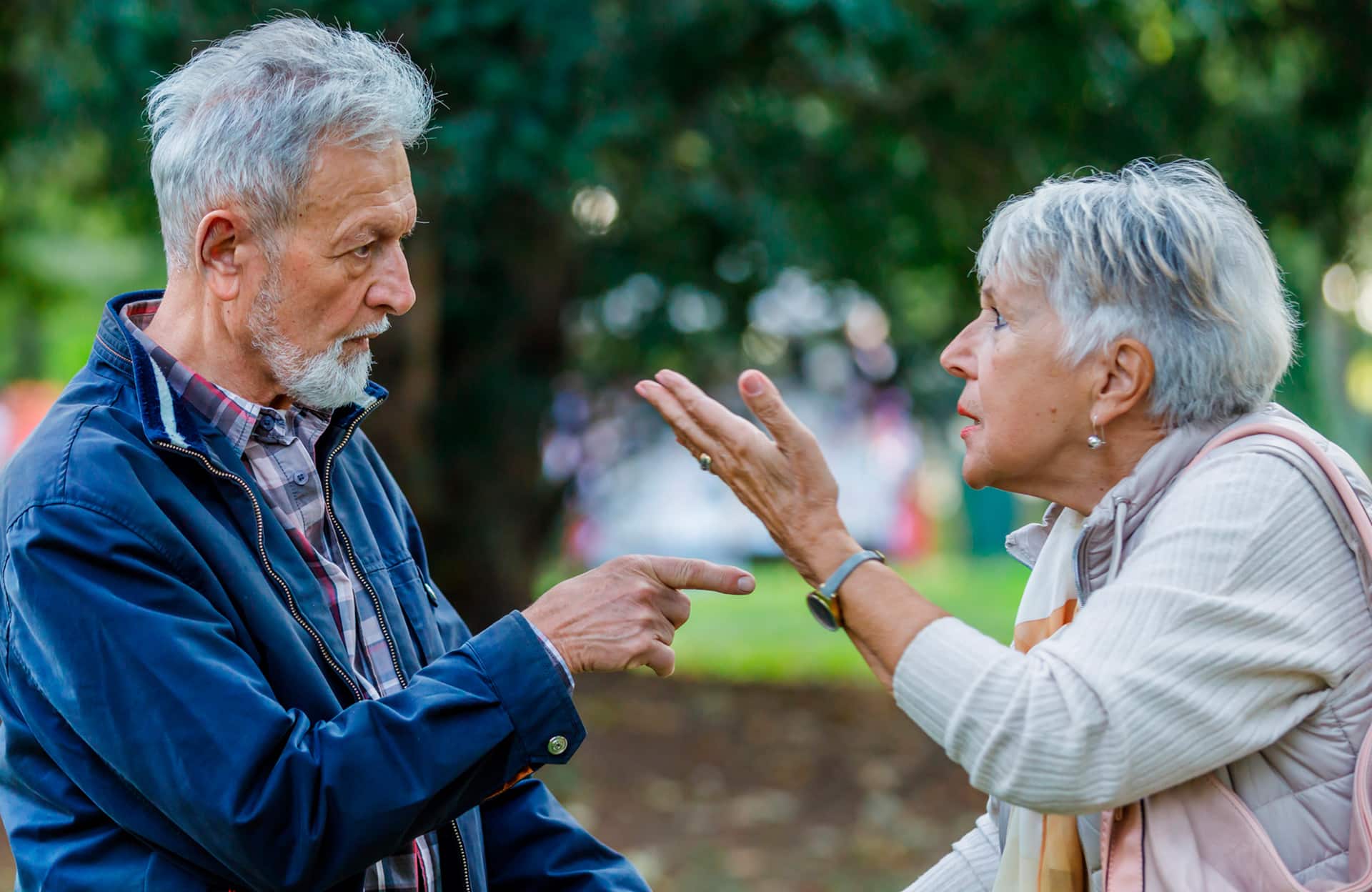 Photo d'un couple &acirc;g&eacute; se tenant la main, symbolisant la long&eacute;vit&eacute; et la complicit&eacute;