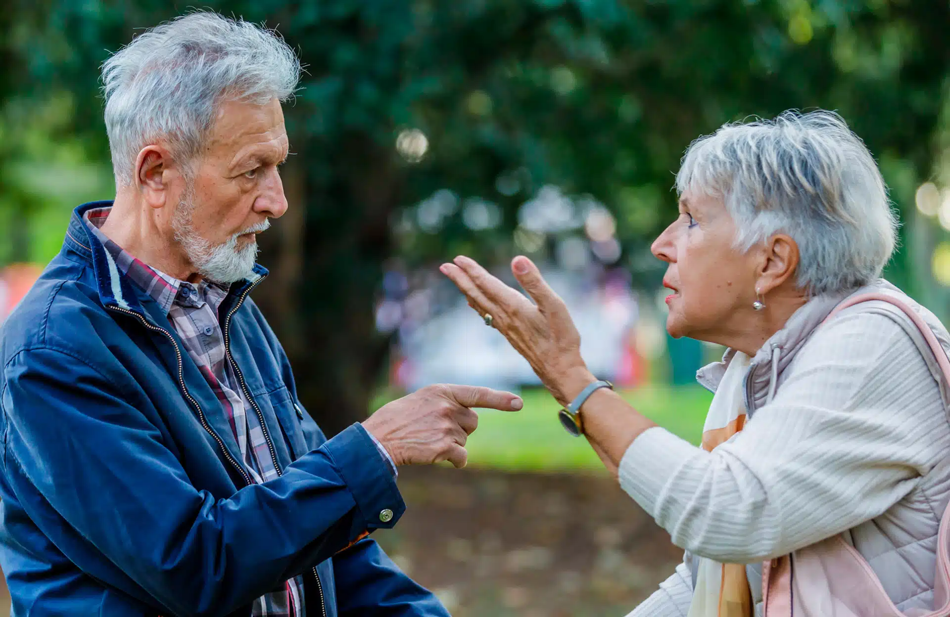 Photo d'un couple âgé se tenant la main, symbolisant la longévité et la complicité