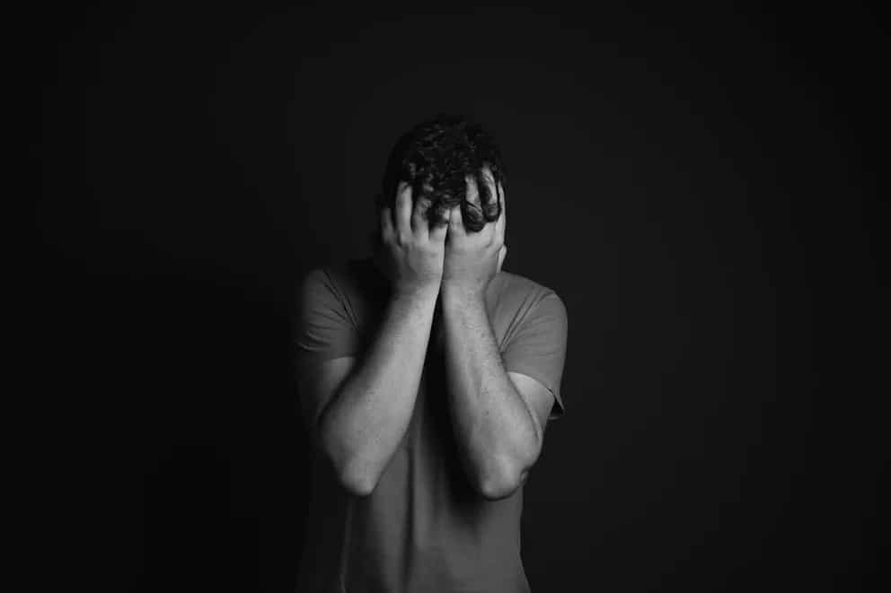 Enfant triste regardant par la fenêtre