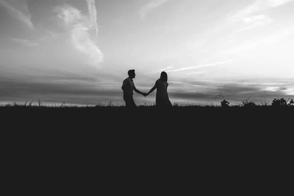 Père et fille partageant un moment complice