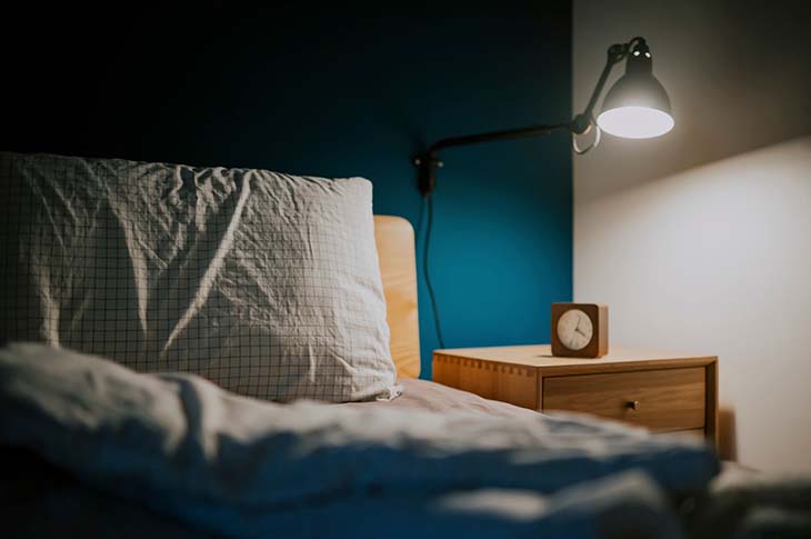 Lumière tamisée dans une chambre à coucher – source : spm