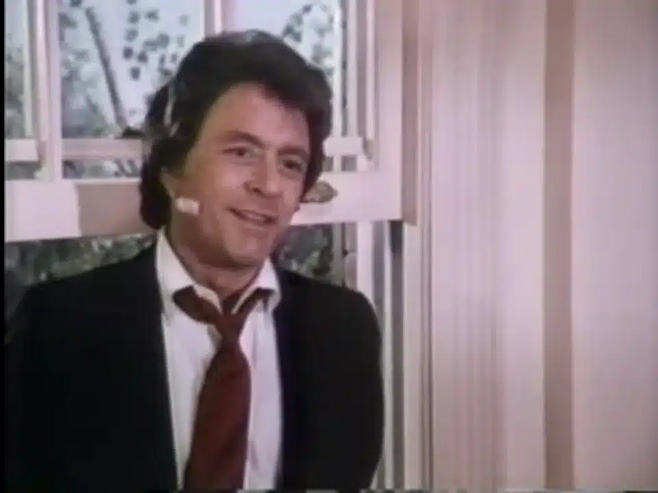 Bill Bixby en coulisses, souriant