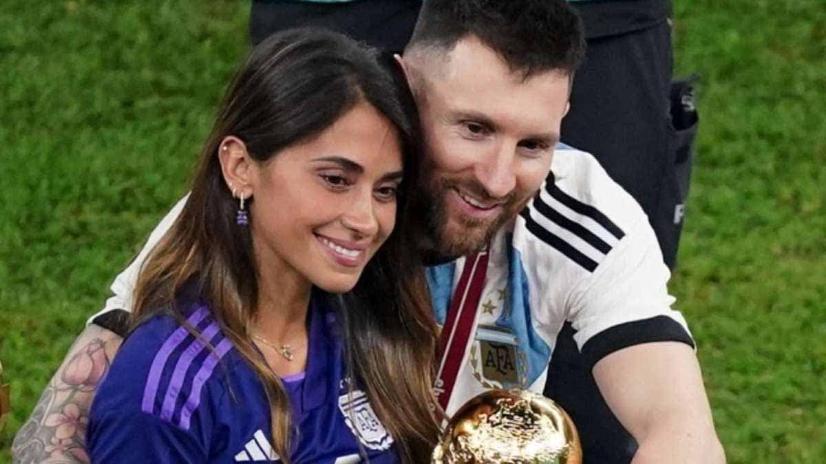 Messi et Antonela avec le troph&eacute;e de la coupe du monde