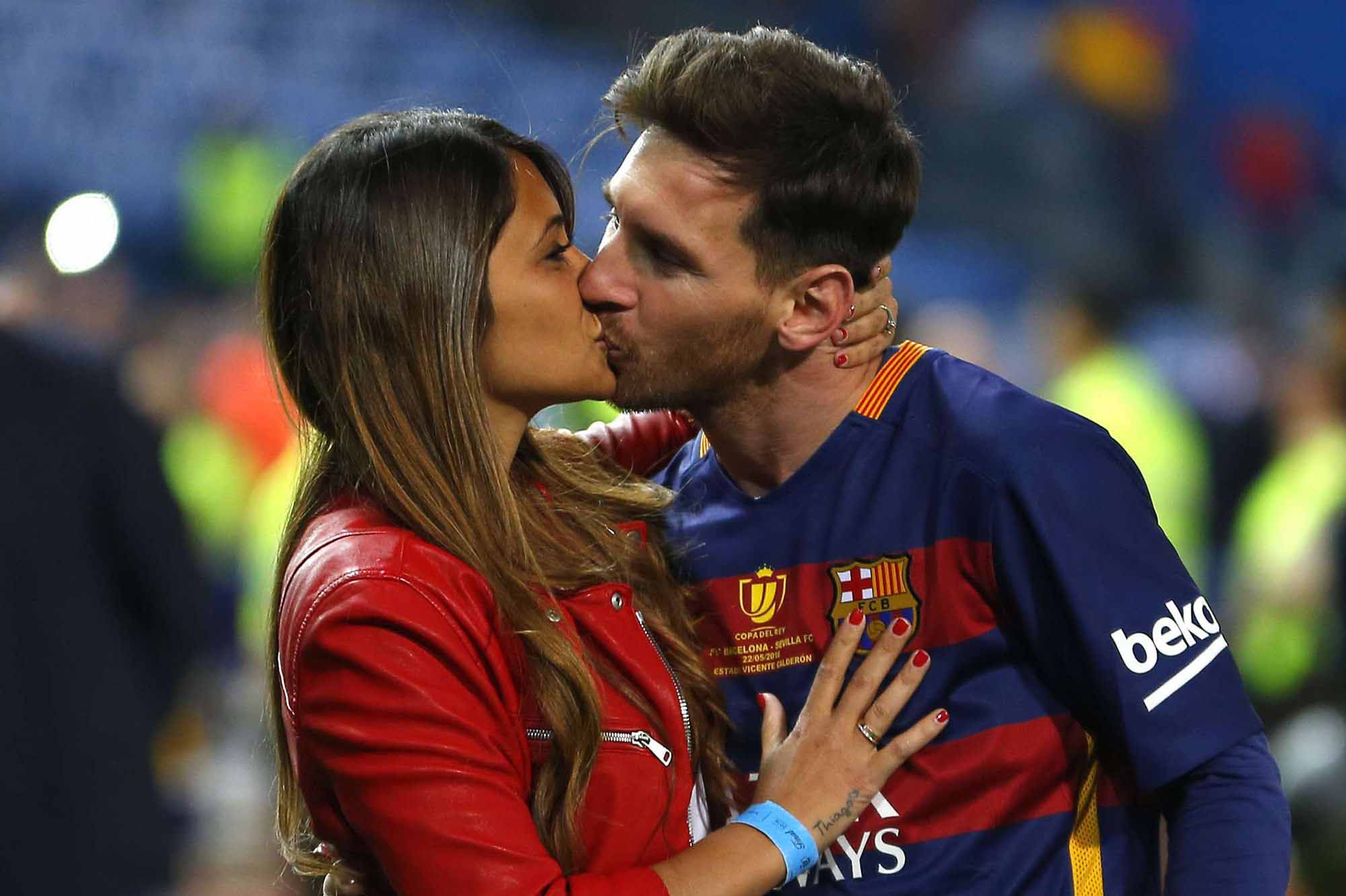 Messi et Antonela qui s&rsquo;embrassent