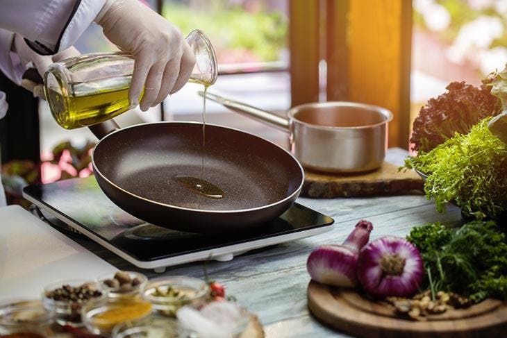 Mettre de l’huile dans la poêle – source : spm