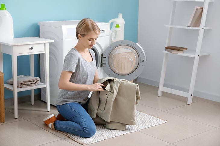 Mettre une veste dans la machine – source : spm