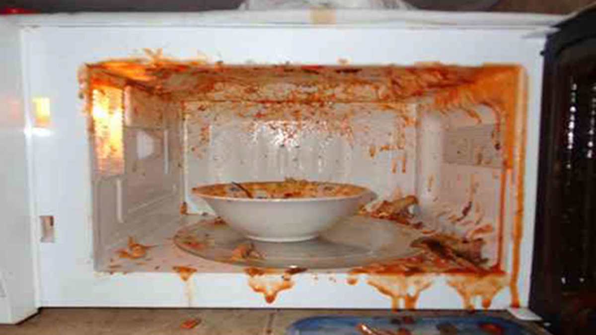 Micro-ondes avec des &eacute;claboussures de nourriture sur les parois