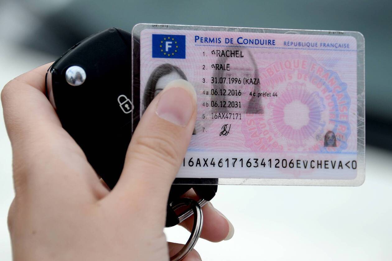 Personne âgée conduisant une voiture