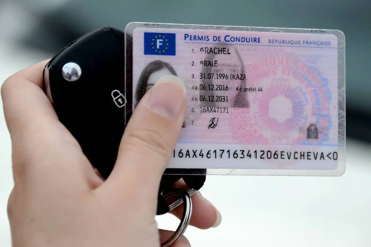 Personne âgée conduisant une voiture