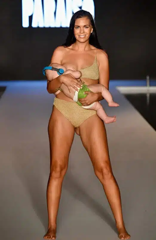 Mara Martin avec son bébé après le défilé
