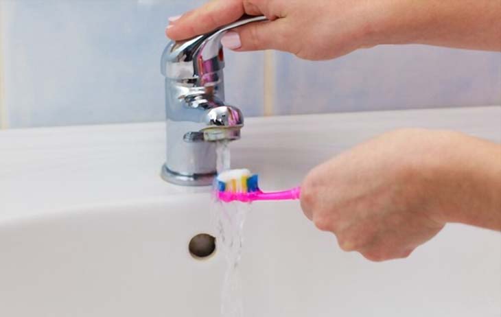 Mouiller sa brosse à dent