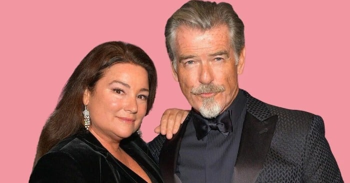 Pierce Brosnan et Keely Shaye Smith souriants, main dans la main sur un tapis rouge