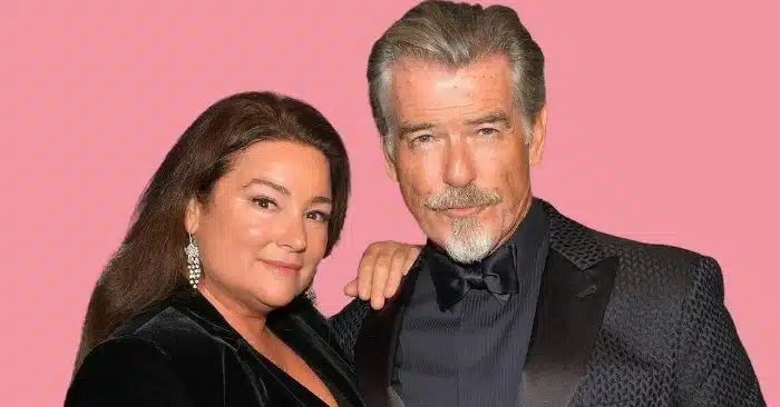 Pierce Brosnan et Keely Shaye Smith souriants, main dans la main sur un tapis rouge