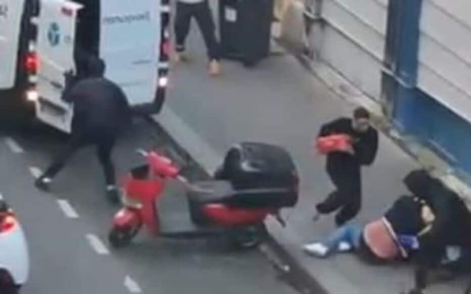 Scène d'intervention héroïque dans une rue parisienne