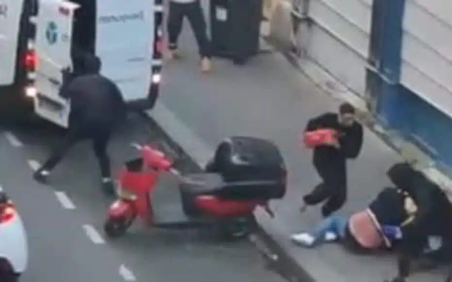 Scène d'intervention héroïque dans une rue parisienne