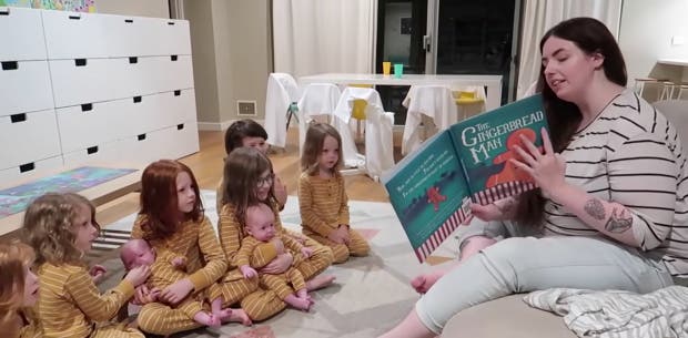 Chloe lit une histoire à ses enfants.