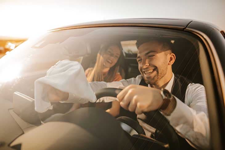 Nettoyer le pare-brise de la voiture