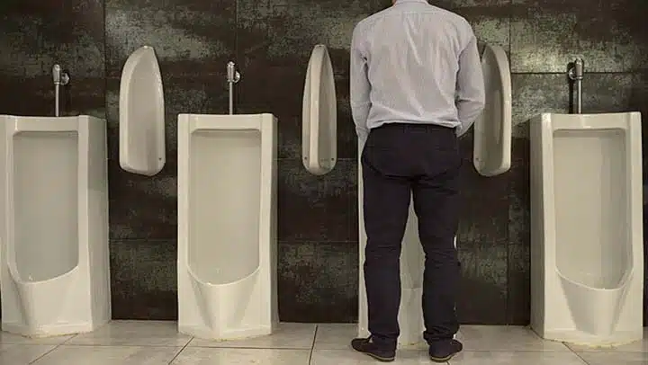 Personne buvant un verre d'eau