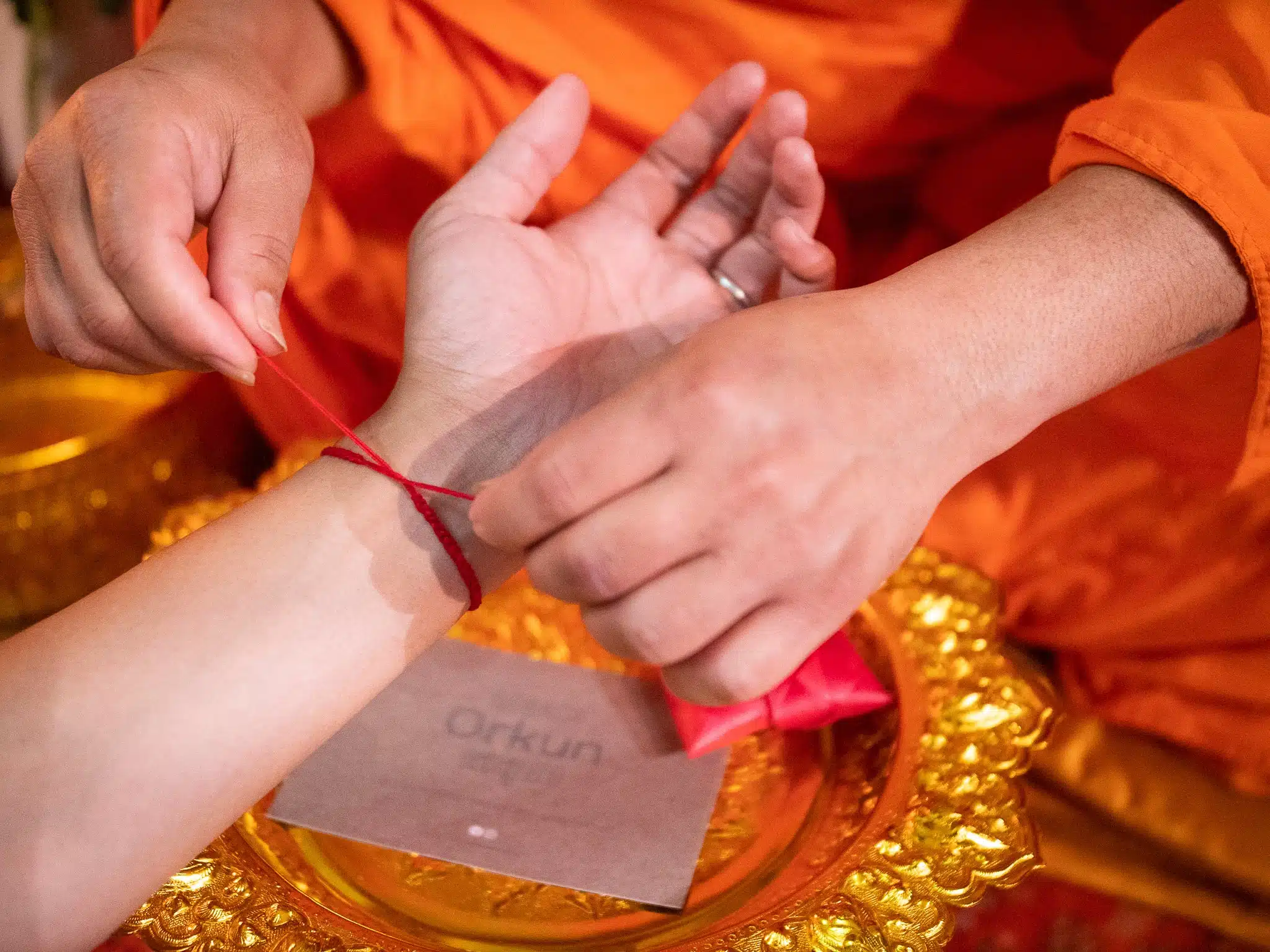 Bracelet rouge noué au poignet