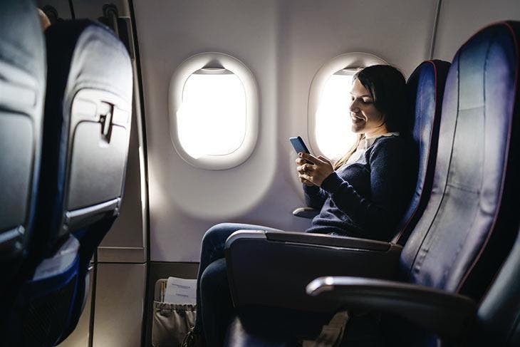Passagère à bord d'avion
