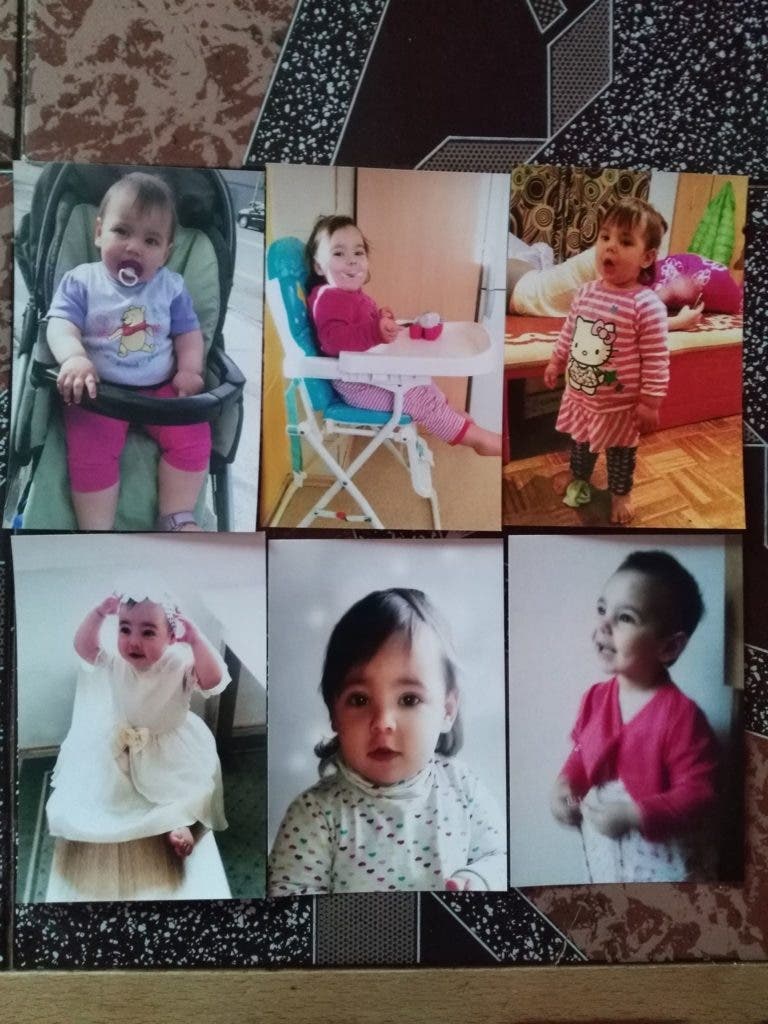 Un p&egrave;re au c&oelig;ur bris&eacute; embrasse une derni&egrave;re fois sa fille morte &agrave; cause de la maman