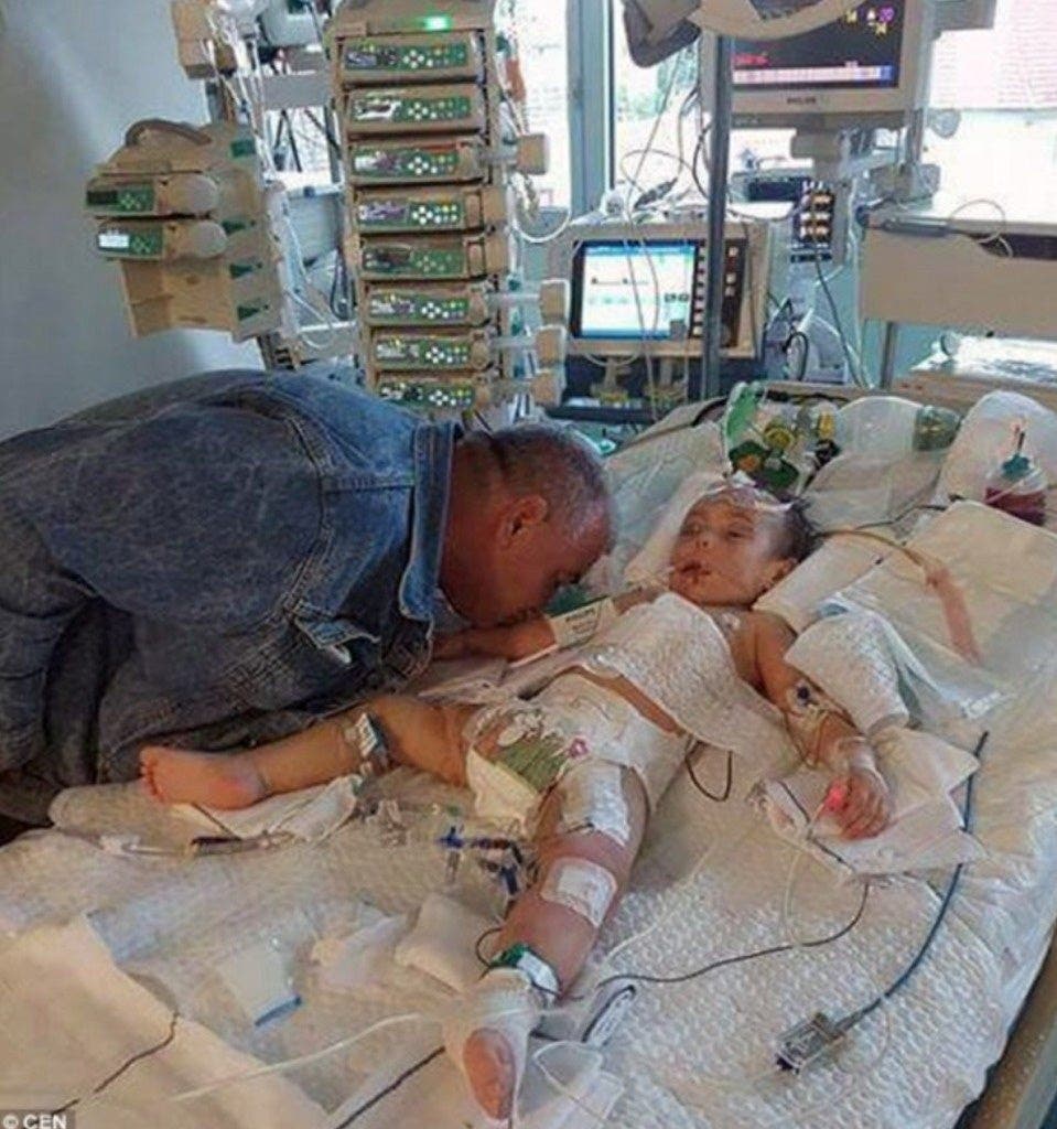 Un p&egrave;re au c&oelig;ur bris&eacute; embrasse une derni&egrave;re fois sa fille morte &agrave; cause de la maman