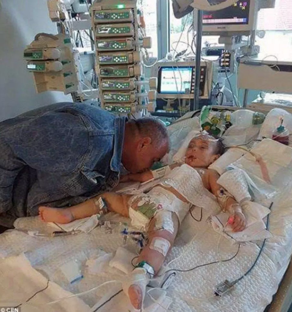 Un père au cœur brisé embrasse une dernière fois sa fille morte à cause de la maman