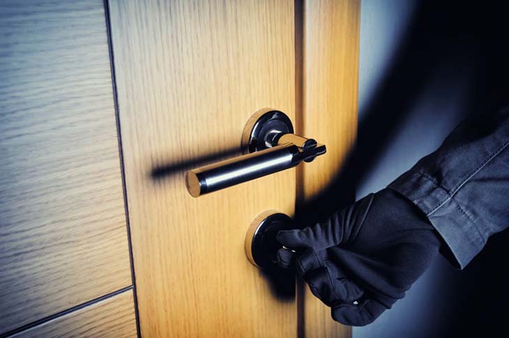 Pénétrer par effraction chez vous. source : spm