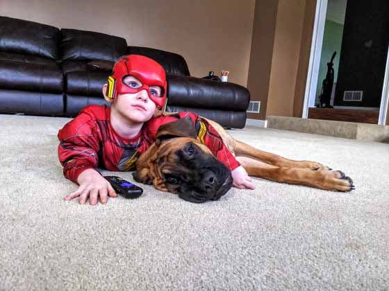 Peyton déguisé avec son chien