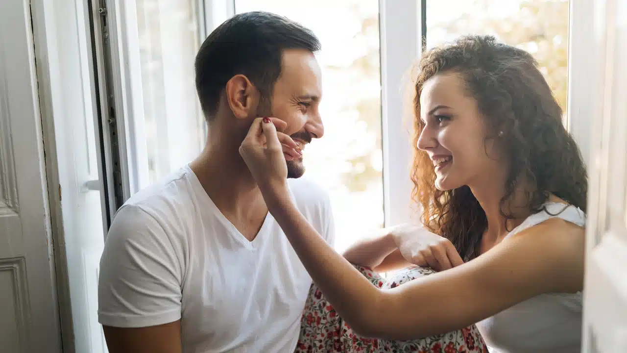 Main effleurant délicatement un avant-bras