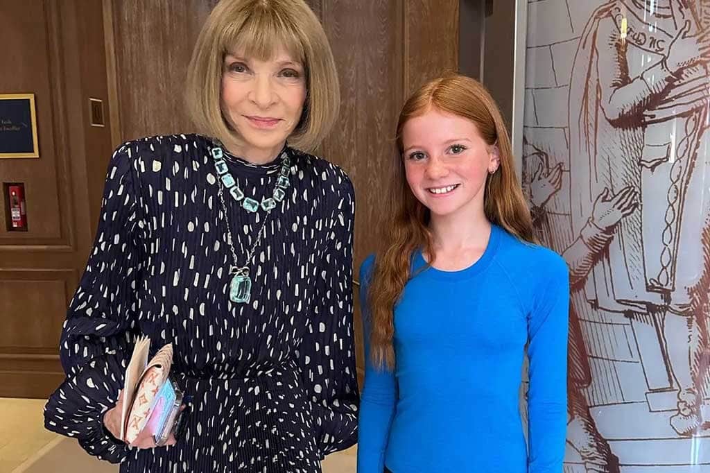 Pixie en compagnie d’Anna Wintour, rédactrice en chef de Vogue, lors de ses récentes vacances à Paris