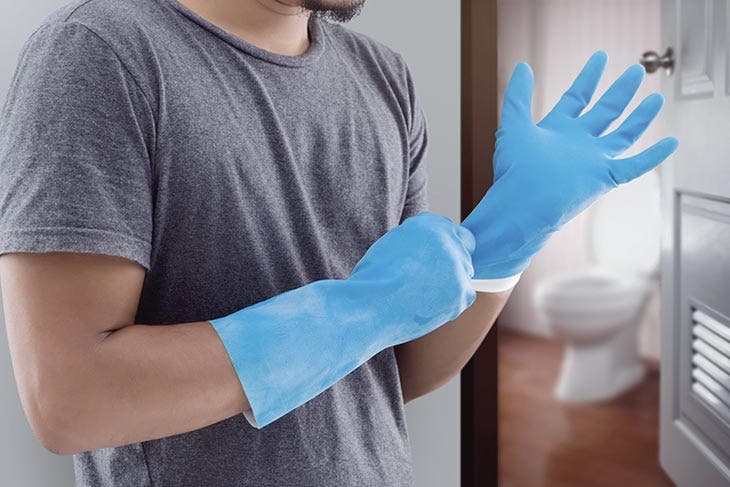 Porter des gants en caoutchouc