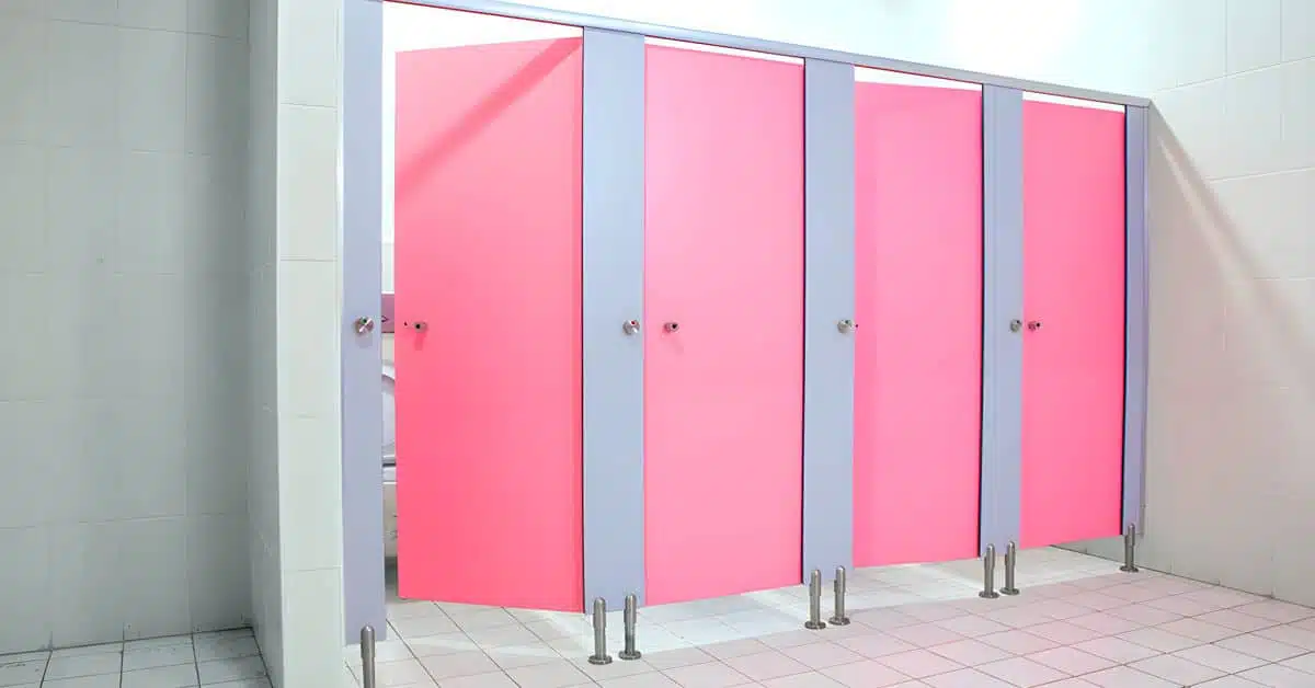 Porte de toilettes publiques avec espace au sol
