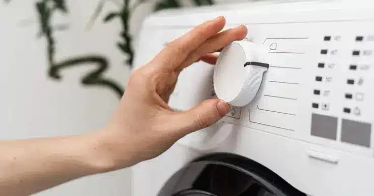 Machine à laver avec des draps colorés