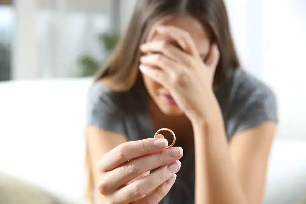 Femme réfléchissant à ses droits après un divorce