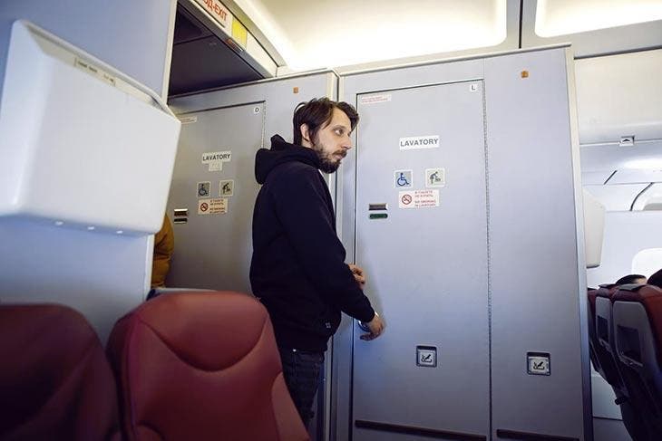 Rentrer dans les toilettes d'avion