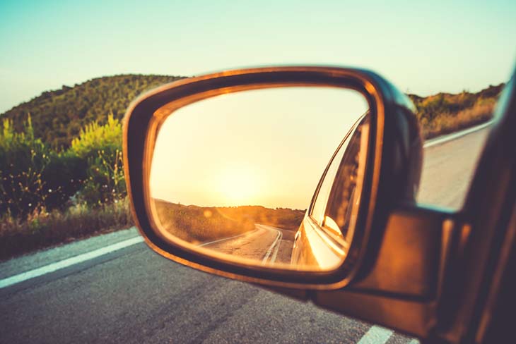 Rétroviseur gauche de la voiture – source : spm