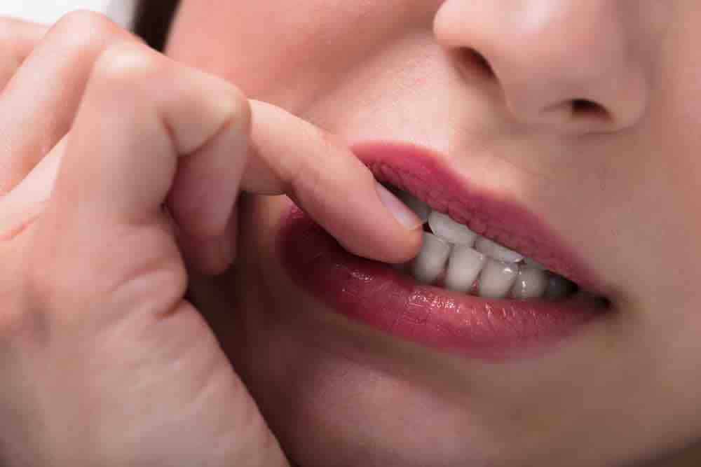 Habitudes néfastes pour les ongles