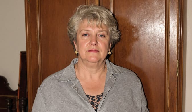 Vieilles photos de famille &eacute;parpill&eacute;es sur une table en bois